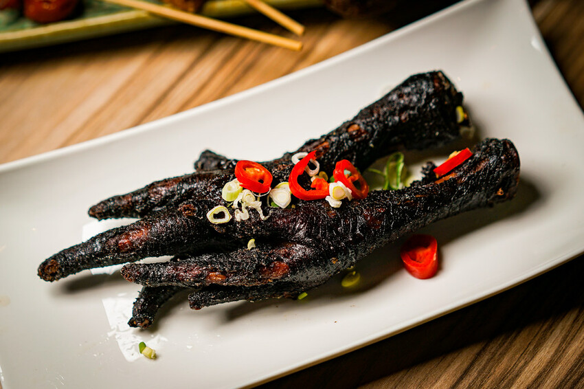 最潮台式串燒在東區！猶如置身台客復古酒吧，不僅串燒平價又美味，還有超多創意調酒，冰糖霸王雞爪必點，宵