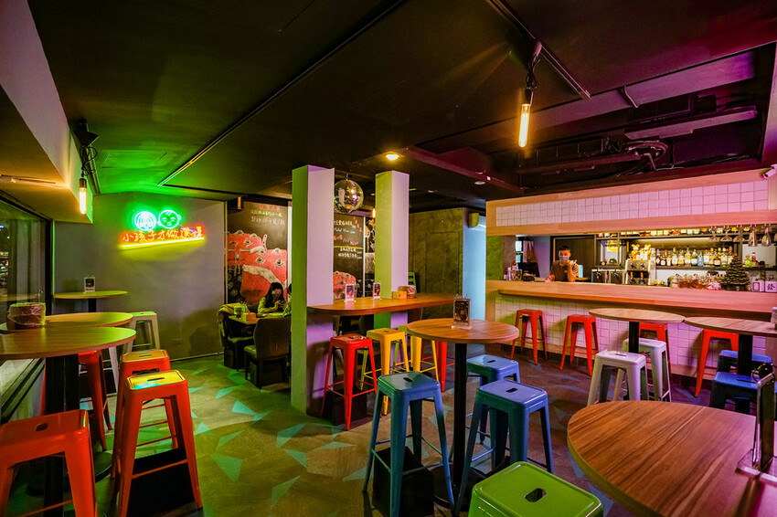 最潮台式串燒在東區！猶如置身台客復古酒吧，不僅串燒平價又美味，還有超多創意調酒，冰糖霸王雞爪必點，宵