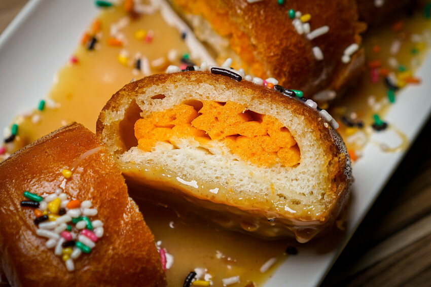 最潮台式串燒在東區！猶如置身台客復古酒吧，不僅串燒平價又美味，還有超多創意調酒，冰糖霸王雞爪必點，宵