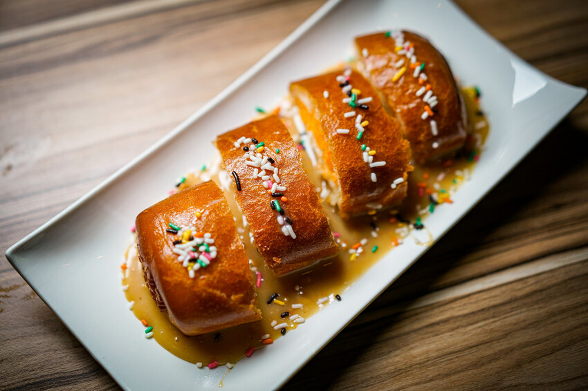 最潮台式串燒在東區！猶如置身台客復古酒吧，不僅串燒平價又美味，還有超多創意調酒，冰糖霸王雞爪必點，宵