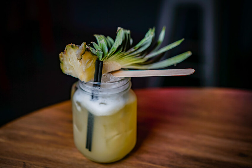 最潮台式串燒在東區！猶如置身台客復古酒吧，不僅串燒平價又美味，還有超多創意調酒，冰糖霸王雞爪必點，宵