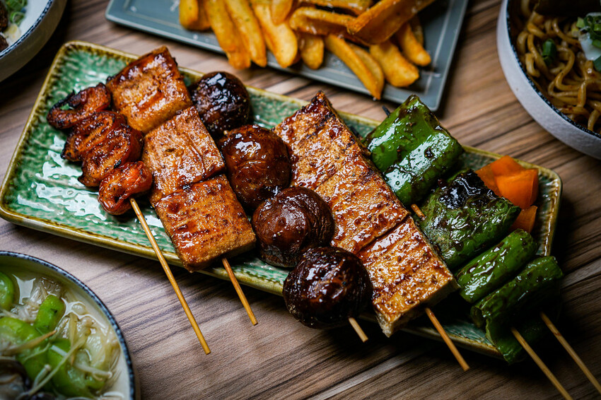 最潮台式串燒在東區！猶如置身台客復古酒吧，不僅串燒平價又美味，還有超多創意調酒，冰糖霸王雞爪必點，宵