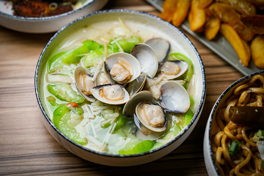 最潮台式串燒在東區！猶如置身台客復古酒吧，不僅串燒平價又美味，還有超多創意調酒，冰糖霸王雞爪必點，宵