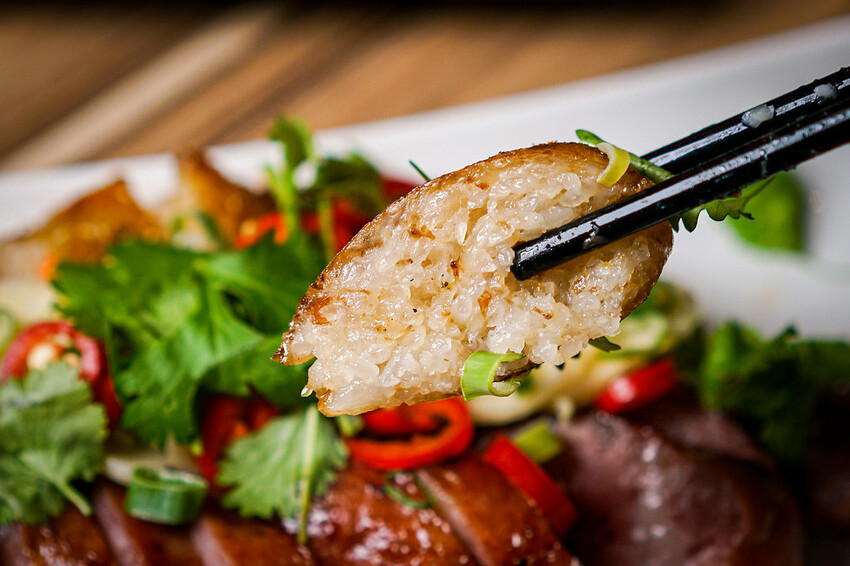 最潮台式串燒在東區！猶如置身台客復古酒吧，不僅串燒平價又美味，還有超多創意調酒，冰糖霸王雞爪必點，宵