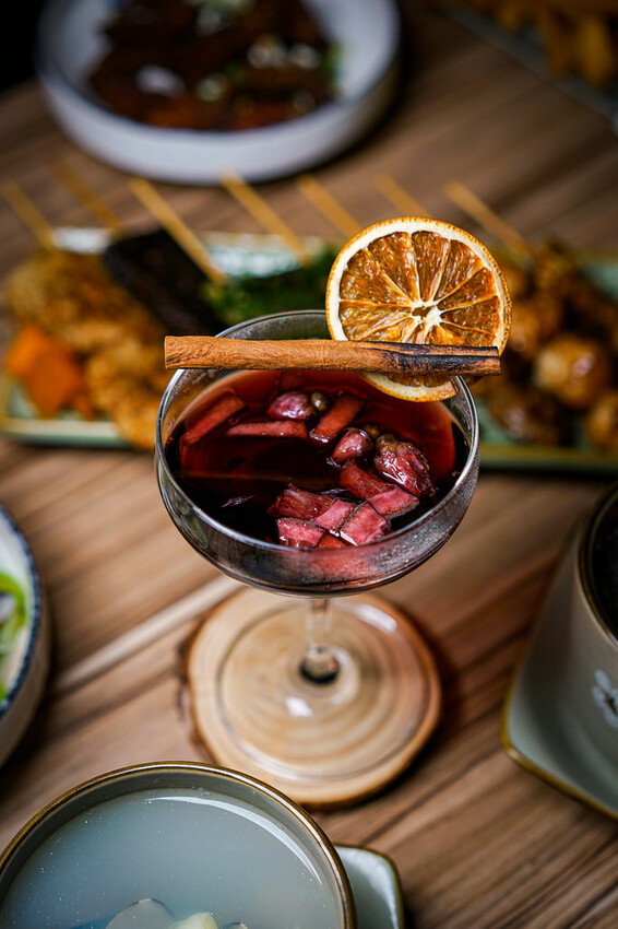 最潮台式串燒在東區！猶如置身台客復古酒吧，不僅串燒平價又美味，還有超多創意調酒，冰糖霸王雞爪必點，宵