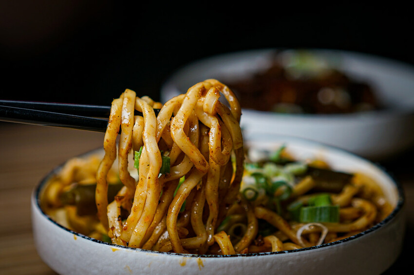 最潮台式串燒在東區！猶如置身台客復古酒吧，不僅串燒平價又美味，還有超多創意調酒，冰糖霸王雞爪必點，宵