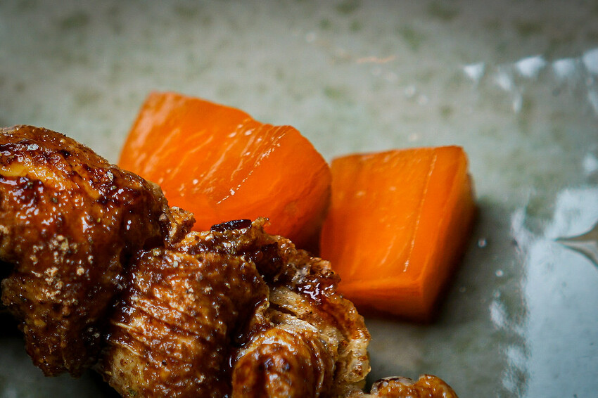 最潮台式串燒在東區！猶如置身台客復古酒吧，不僅串燒平價又美味，還有超多創意調酒，冰糖霸王雞爪必點，宵