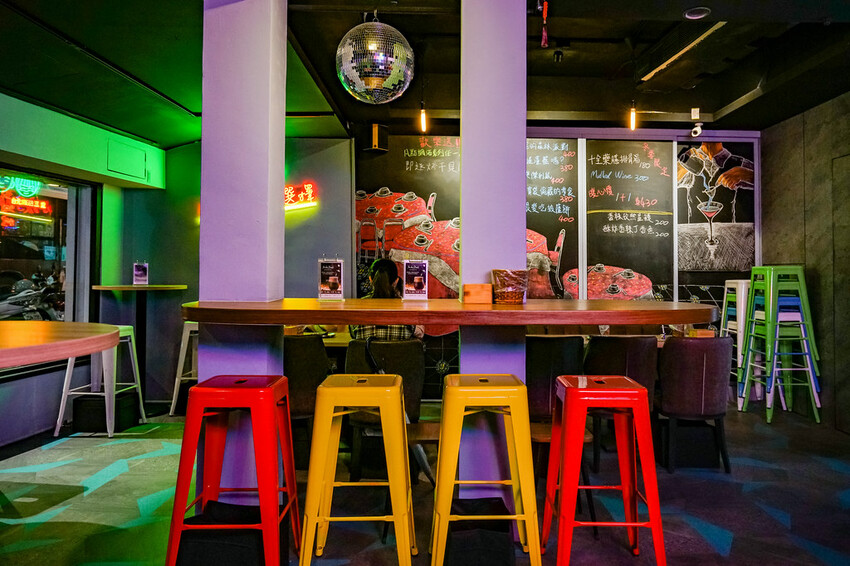 最潮台式串燒在東區！猶如置身台客復古酒吧，不僅串燒平價又美味，還有超多創意調酒，冰糖霸王雞爪必點，宵