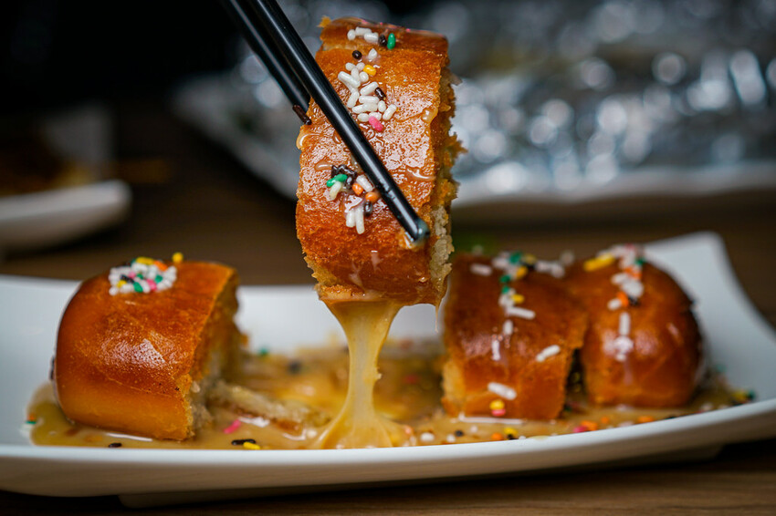 最潮台式串燒在東區！猶如置身台客復古酒吧，不僅串燒平價又美味，還有超多創意調酒，冰糖霸王雞爪必點，宵