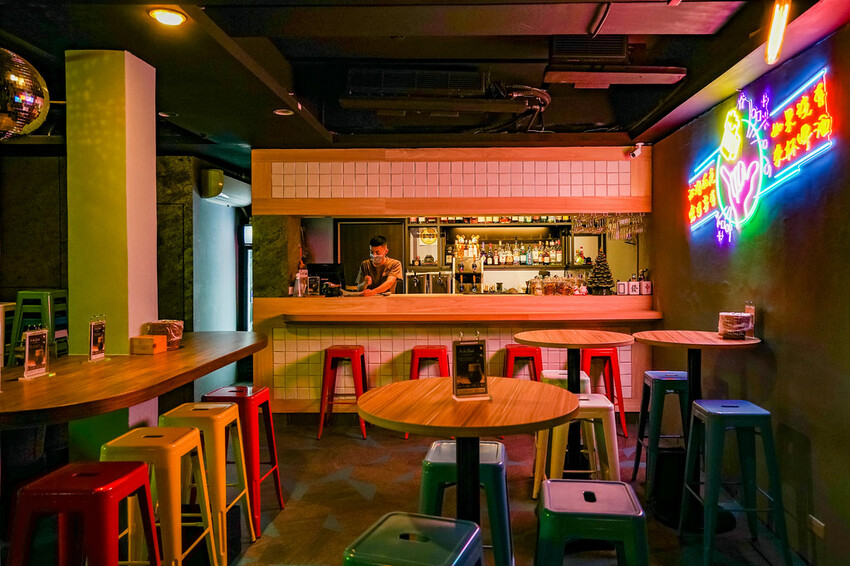 最潮台式串燒在東區！猶如置身台客復古酒吧，不僅串燒平價又美味，還有超多創意調酒，冰糖霸王雞爪必點，宵