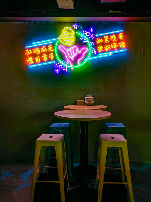 最潮台式串燒在東區！猶如置身台客復古酒吧，不僅串燒平價又美味，還有超多創意調酒，冰糖霸王雞爪必點，宵