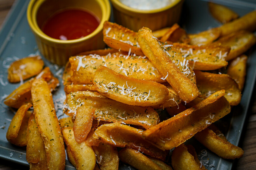 最潮台式串燒在東區！猶如置身台客復古酒吧，不僅串燒平價又美味，還有超多創意調酒，冰糖霸王雞爪必點，宵