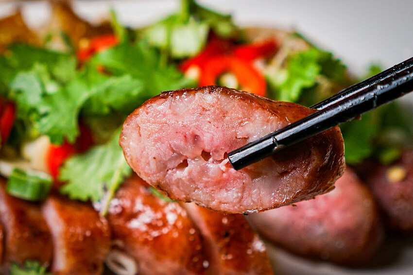 最潮台式串燒在東區！猶如置身台客復古酒吧，不僅串燒平價又美味，還有超多創意調酒，冰糖霸王雞爪必點，宵