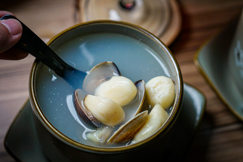 最潮台式串燒在東區！猶如置身台客復古酒吧，不僅串燒平價又美味，還有超多創意調酒，冰糖霸王雞爪必點，宵