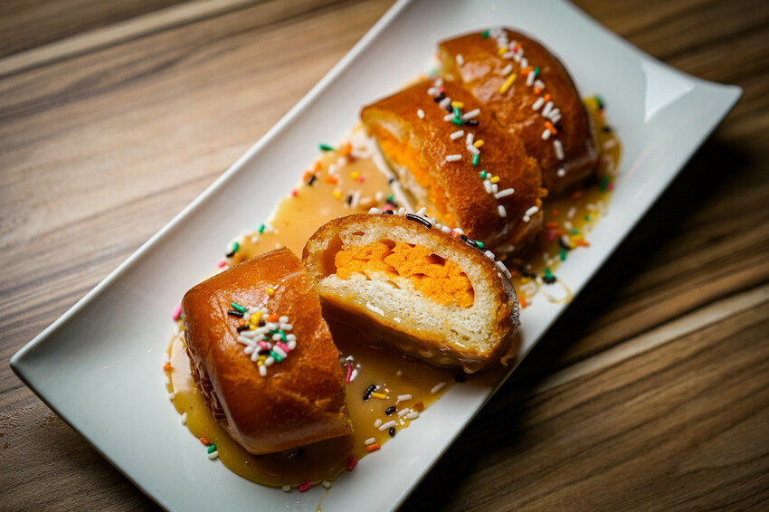 最潮台式串燒在東區！猶如置身台客復古酒吧，不僅串燒平價又美味，還有超多創意調酒，冰糖霸王雞爪必點，宵