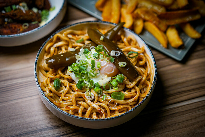 最潮台式串燒在東區！猶如置身台客復古酒吧，不僅串燒平價又美味，還有超多創意調酒，冰糖霸王雞爪必點，宵