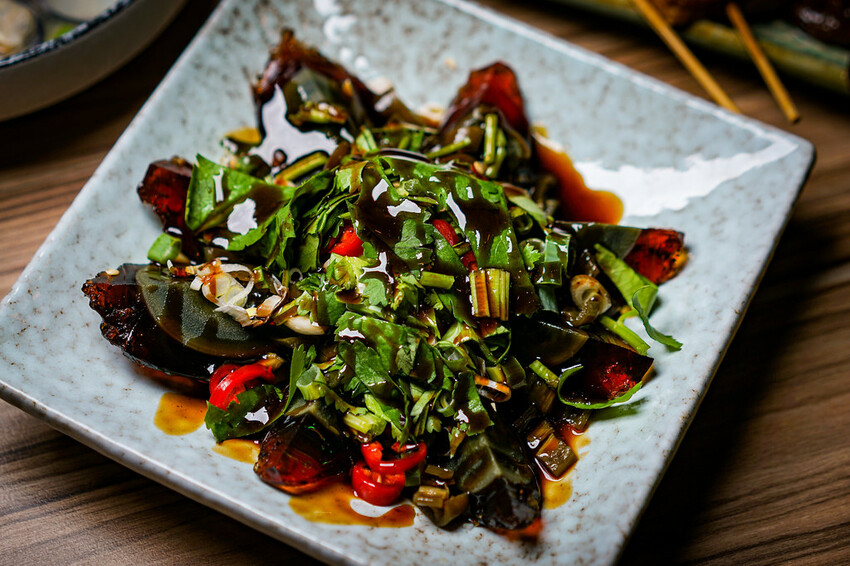 最潮台式串燒在東區！猶如置身台客復古酒吧，不僅串燒平價又美味，還有超多創意調酒，冰糖霸王雞爪必點，宵