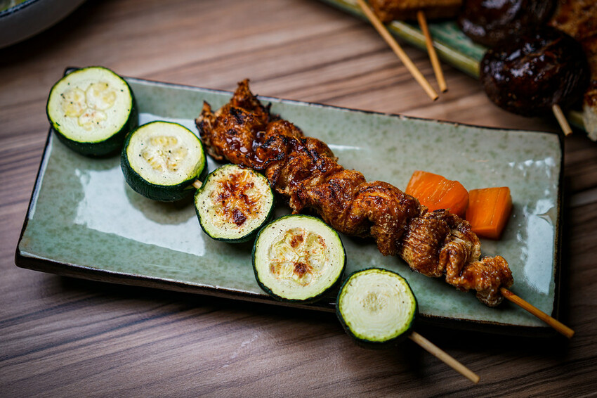 最潮台式串燒在東區！猶如置身台客復古酒吧，不僅串燒平價又美味，還有超多創意調酒，冰糖霸王雞爪必點，宵