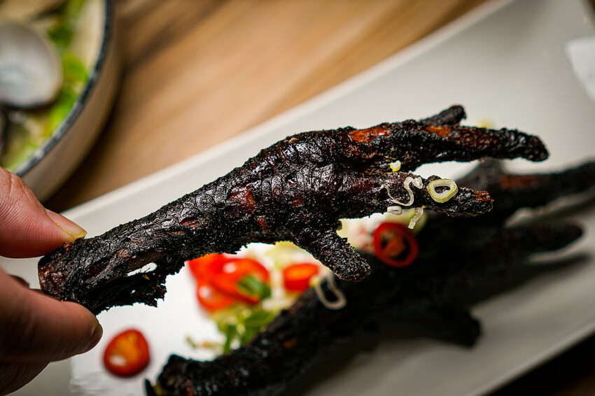 最潮台式串燒在東區！猶如置身台客復古酒吧，不僅串燒平價又美味，還有超多創意調酒，冰糖霸王雞爪必點，宵