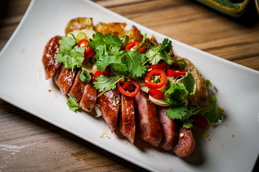 最潮台式串燒在東區！猶如置身台客復古酒吧，不僅串燒平價又美味，還有超多創意調酒，冰糖霸王雞爪必點，宵