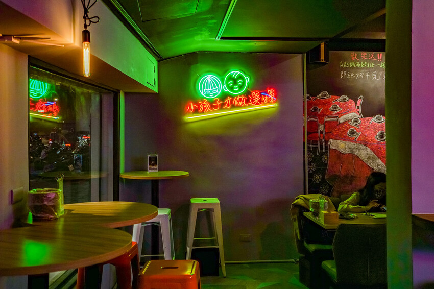 最潮台式串燒在東區！猶如置身台客復古酒吧，不僅串燒平價又美味，還有超多創意調酒，冰糖霸王雞爪必點，宵