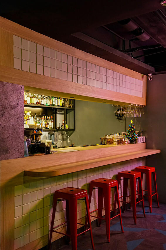 最潮台式串燒在東區！猶如置身台客復古酒吧，不僅串燒平價又美味，還有超多創意調酒，冰糖霸王雞爪必點，宵