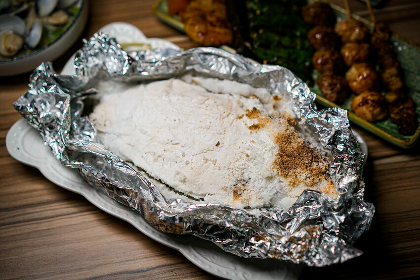 最潮台式串燒在東區！猶如置身台客復古酒吧，不僅串燒平價又美味，還有超多創意調酒，冰糖霸王雞爪必點，宵