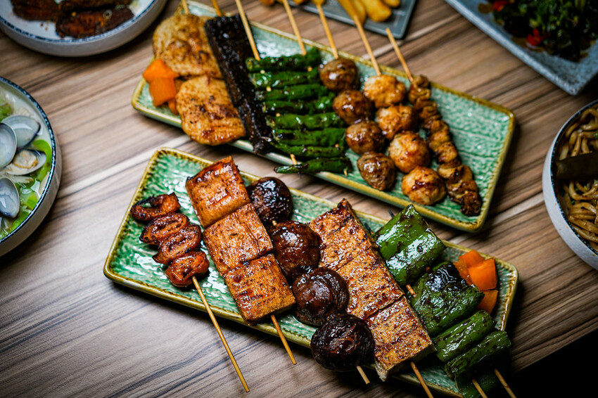 最潮台式串燒在東區！猶如置身台客復古酒吧，不僅串燒平價又美味，還有超多創意調酒，冰糖霸王雞爪必點，宵