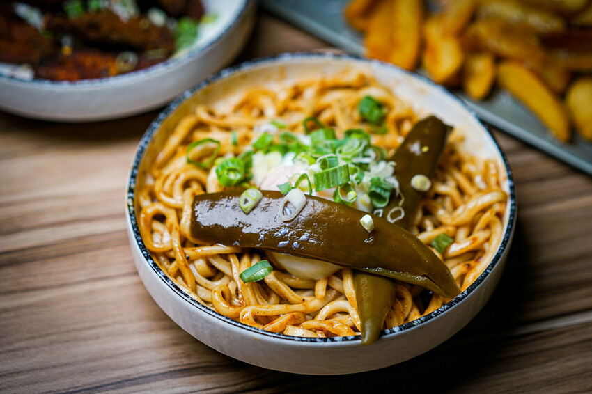 最潮台式串燒在東區！猶如置身台客復古酒吧，不僅串燒平價又美味，還有超多創意調酒，冰糖霸王雞爪必點，宵