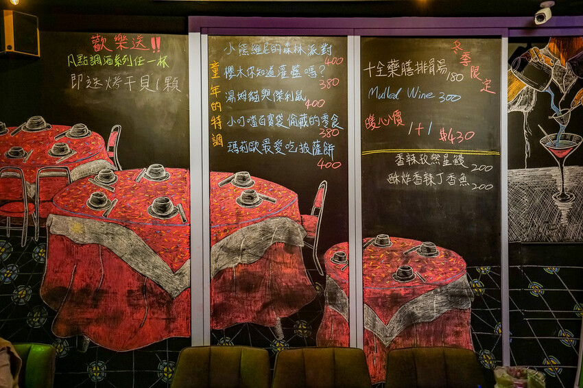 最潮台式串燒在東區！猶如置身台客復古酒吧，不僅串燒平價又美味，還有超多創意調酒，冰糖霸王雞爪必點，宵