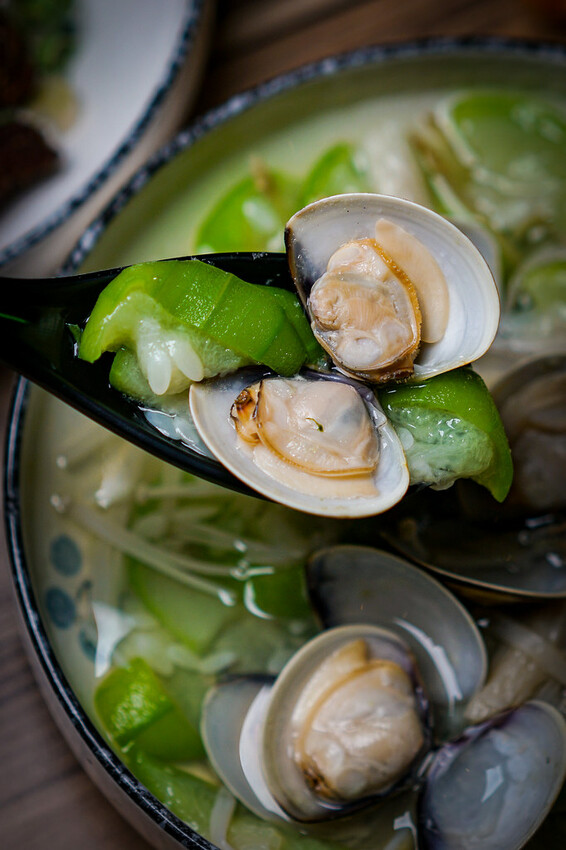 最潮台式串燒在東區！猶如置身台客復古酒吧，不僅串燒平價又美味，還有超多創意調酒，冰糖霸王雞爪必點，宵