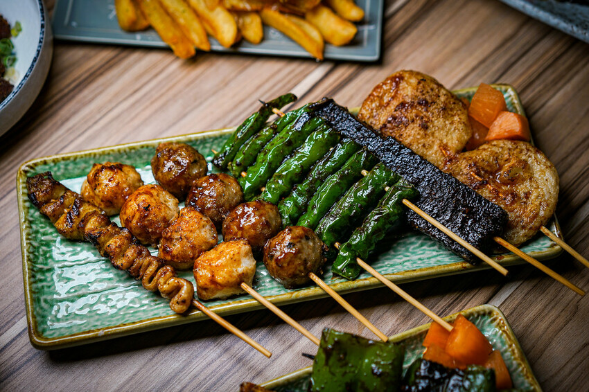 最潮台式串燒在東區！猶如置身台客復古酒吧，不僅串燒平價又美味，還有超多創意調酒，冰糖霸王雞爪必點，宵