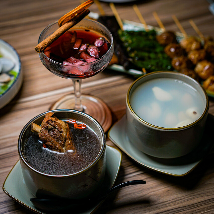 最潮台式串燒在東區！猶如置身台客復古酒吧，不僅串燒平價又美味，還有超多創意調酒，冰糖霸王雞爪必點，宵