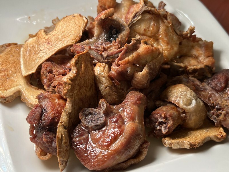 【台灣，嘉義縣，阿里山】在地的好滋味，街角永富苦茶油雞(允裕餐飲)。（阿里山美食/樂野部落美食A