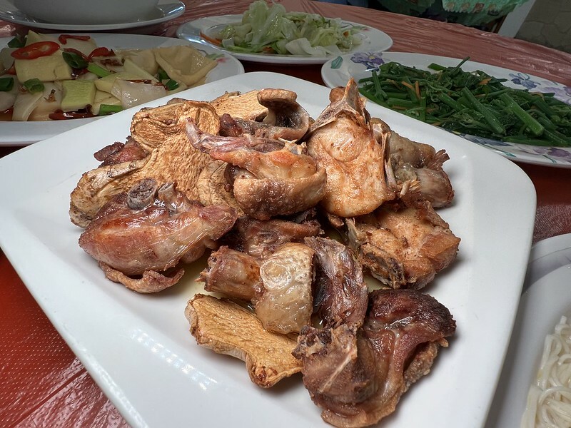 【台灣，嘉義縣，阿里山】在地的好滋味，街角永富苦茶油雞(允裕餐飲)。（阿里山美食/樂野部落美食A