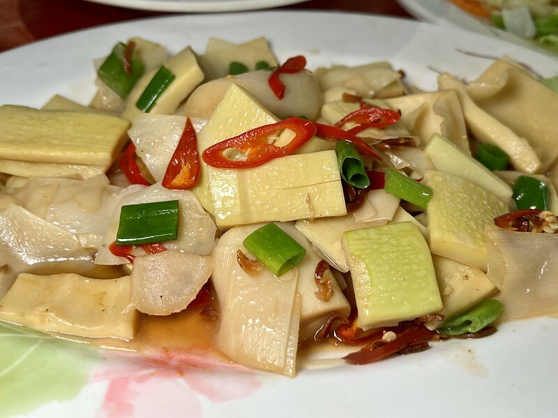 【台灣，嘉義縣，阿里山】在地的好滋味，街角永富苦茶油雞(允裕餐飲)。（阿里山美食/樂野部落美食A