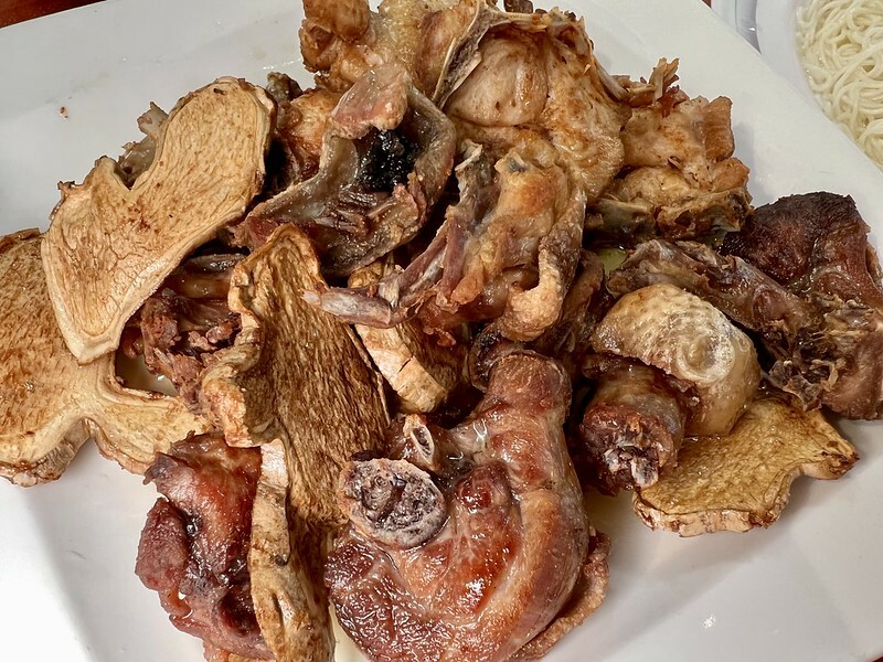 【台灣，嘉義縣，阿里山】在地的好滋味，街角永富苦茶油雞(允裕餐飲)。（阿里山美食/樂野部落美食A