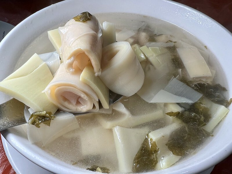 【台灣，嘉義縣，阿里山】在地的好滋味，街角永富苦茶油雞(允裕餐飲)。（阿里山美食/樂野部落美食A