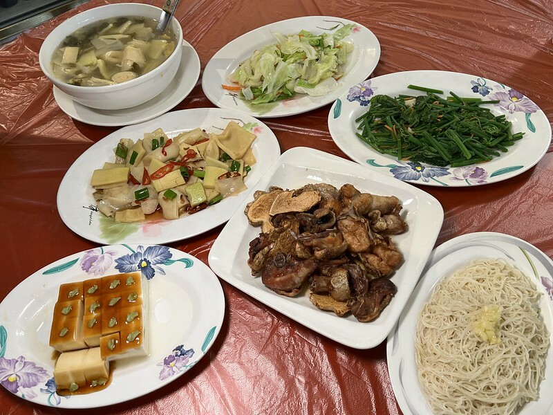 【台灣，嘉義縣，阿里山】在地的好滋味，街角永富苦茶油雞(允裕餐飲)。（阿里山美食/樂野部落美食A