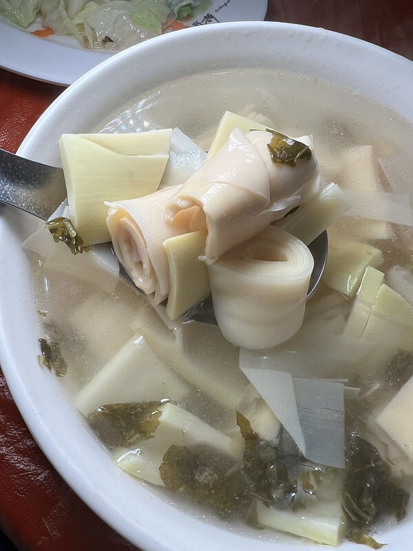 【台灣，嘉義縣，阿里山】在地的好滋味，街角永富苦茶油雞(允裕餐飲)。（阿里山美食/樂野部落美食A