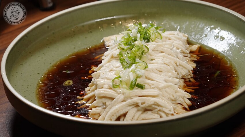 【 難定私廚 】2023春夏新菜上桌囉!法國進口正龍鱈外酥內鮮嫩讓人口水直流,用15年陳皮浸泡後烤出的烤鴨肉