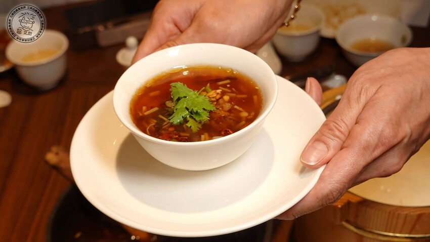 【 難定私廚 】2023春夏新菜上桌囉!法國進口正龍鱈外酥內鮮嫩讓人口水直流,用15年陳皮浸泡後烤出的烤鴨肉