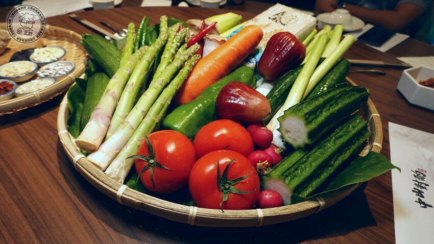 【 難定私廚 】2023春夏新菜上桌囉!法國進口正龍鱈外酥內鮮嫩讓人口水直流,用15年陳皮浸泡後烤出的烤鴨肉