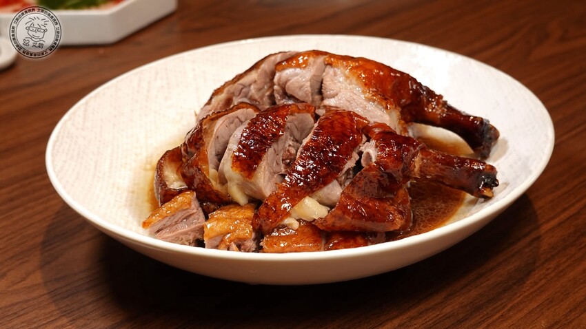 【 難定私廚 】2023春夏新菜上桌囉!法國進口正龍鱈外酥內鮮嫩讓人口水直流,用15年陳皮浸泡後烤出的烤鴨肉