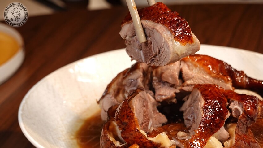 【 難定私廚 】2023春夏新菜上桌囉!法國進口正龍鱈外酥內鮮嫩讓人口水直流,用15年陳皮浸泡後烤出的烤鴨肉