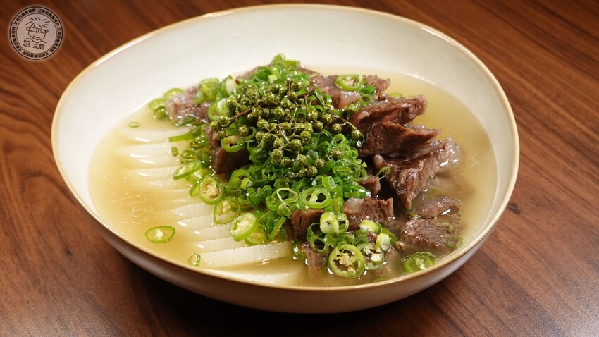 【 難定私廚 】2023春夏新菜上桌囉!法國進口正龍鱈外酥內鮮嫩讓人口水直流,用15年陳皮浸泡後烤出的烤鴨肉