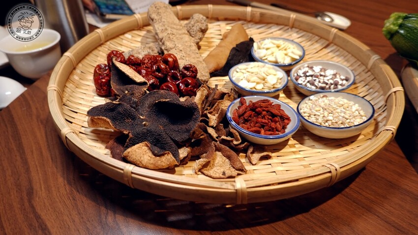 【 難定私廚 】2023春夏新菜上桌囉!法國進口正龍鱈外酥內鮮嫩讓人口水直流,用15年陳皮浸泡後烤出的烤鴨肉