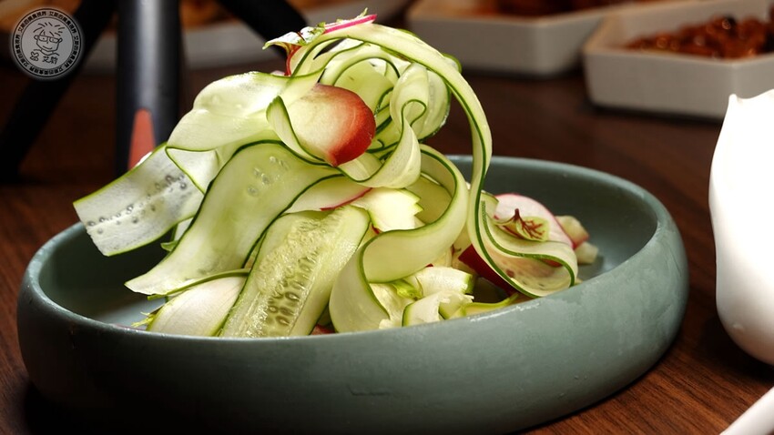 【 難定私廚 】2023春夏新菜上桌囉!法國進口正龍鱈外酥內鮮嫩讓人口水直流,用15年陳皮浸泡後烤出的烤鴨肉