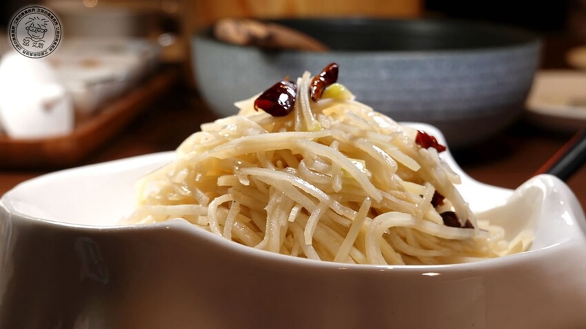 【 難定私廚 】2023春夏新菜上桌囉!法國進口正龍鱈外酥內鮮嫩讓人口水直流,用15年陳皮浸泡後烤出的烤鴨肉