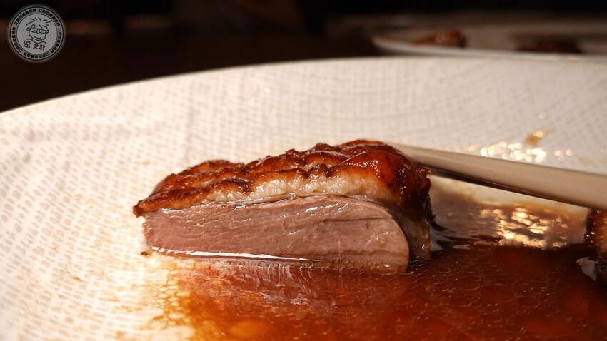 【 難定私廚 】2023春夏新菜上桌囉!法國進口正龍鱈外酥內鮮嫩讓人口水直流,用15年陳皮浸泡後烤出的烤鴨肉